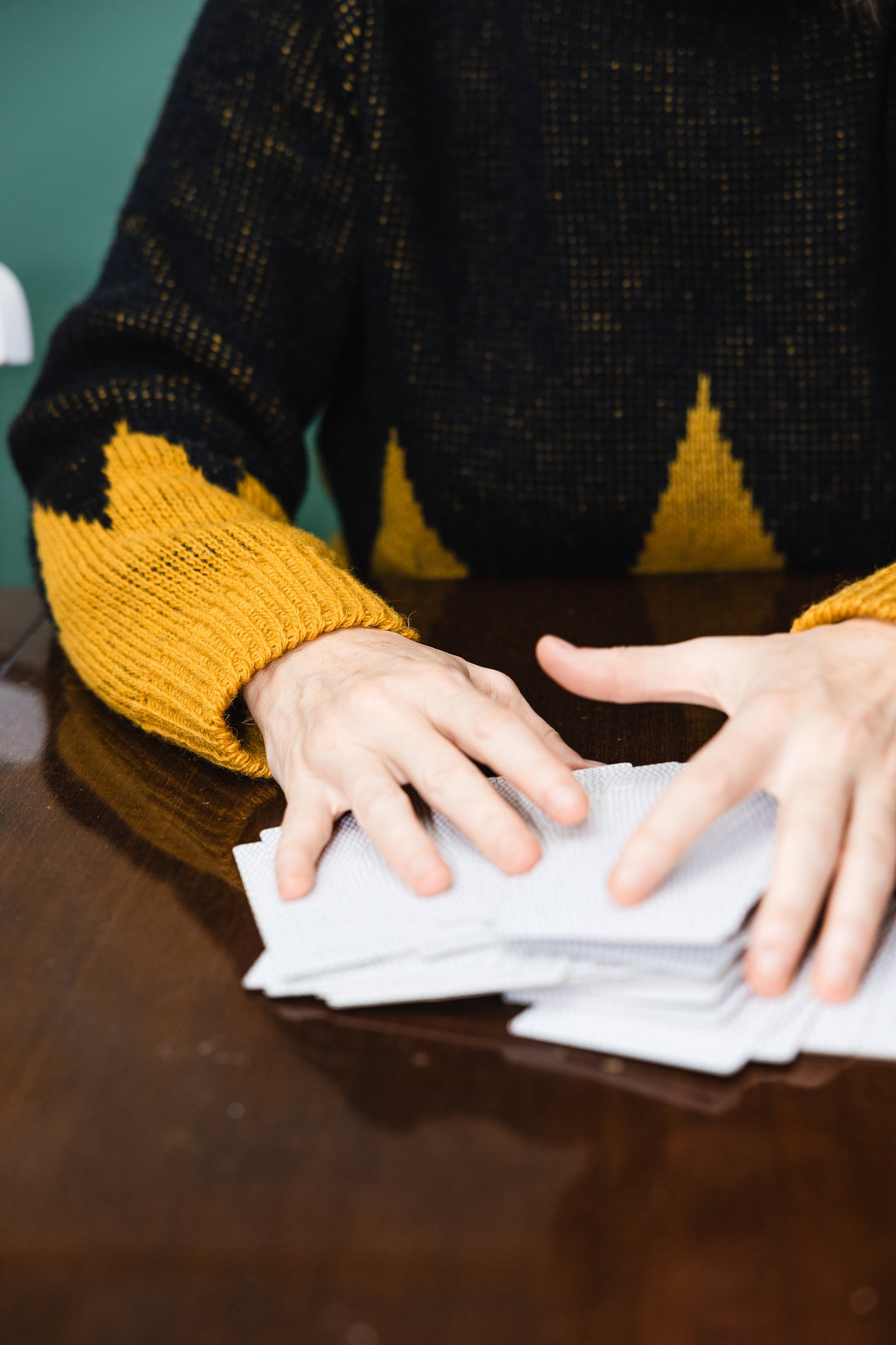 Haustpeysa - vélprjónuð - svört og gul