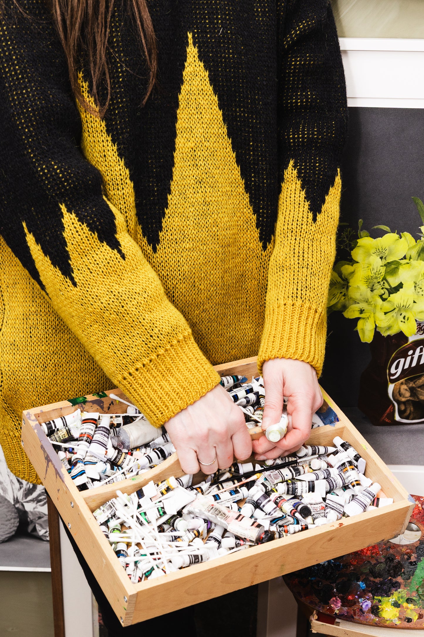 Haustpeysa - vélprjónuð - svört og gul